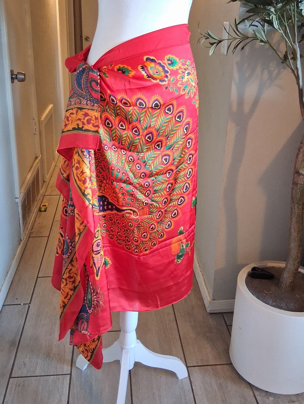 Si Na Yu Scarf 100%Silk Peacock Pailey Satin Red Artsy Indian Hawaiian Elegan - Picture 11 of 14